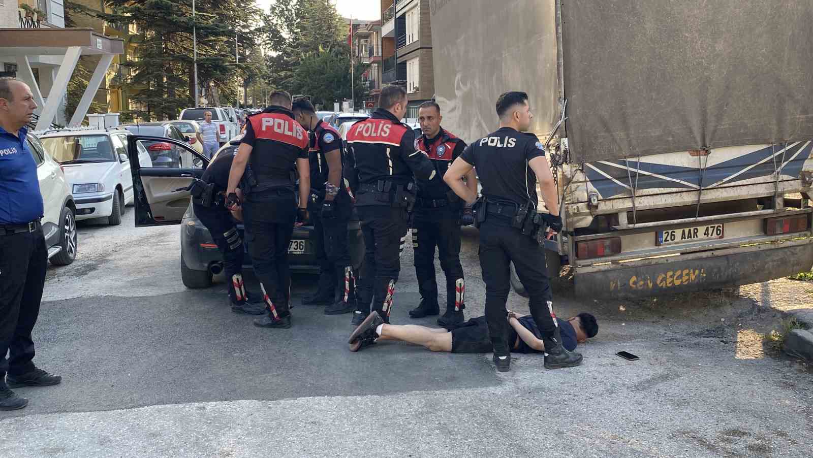 ’Dur’ ihtarına uymayan sürücü polisten kaçarken camdan hassas terazi attı 