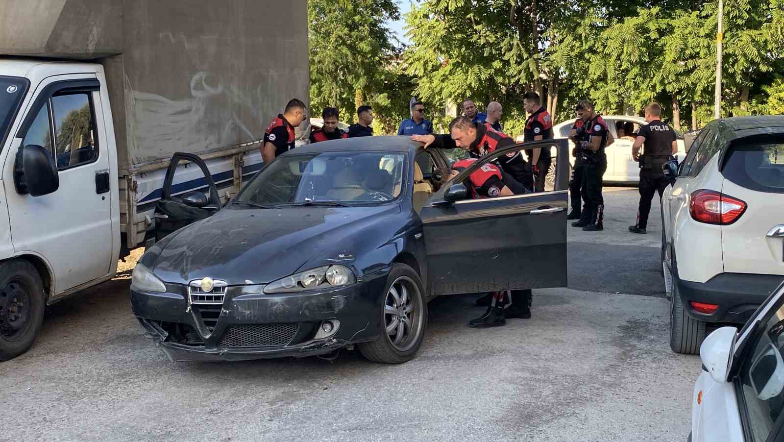 ’Dur’ ihtarına uymayan sürücü polisten kaçarken camdan hassas terazi attı 