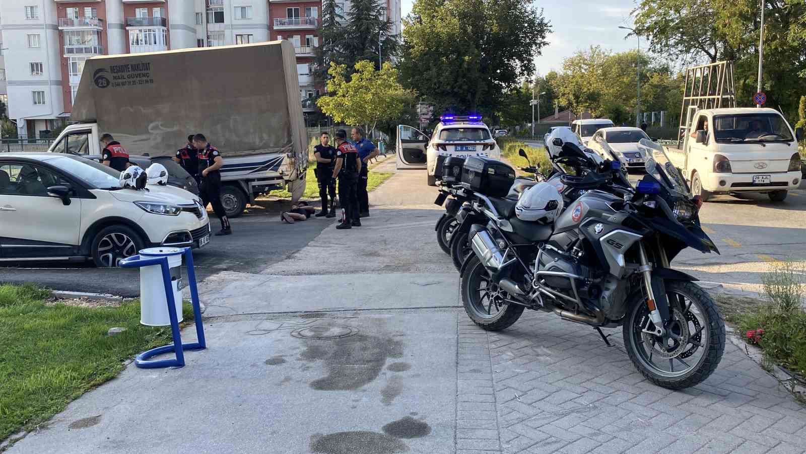 ’Dur’ ihtarına uymayan sürücü polisten kaçarken camdan hassas terazi attı 