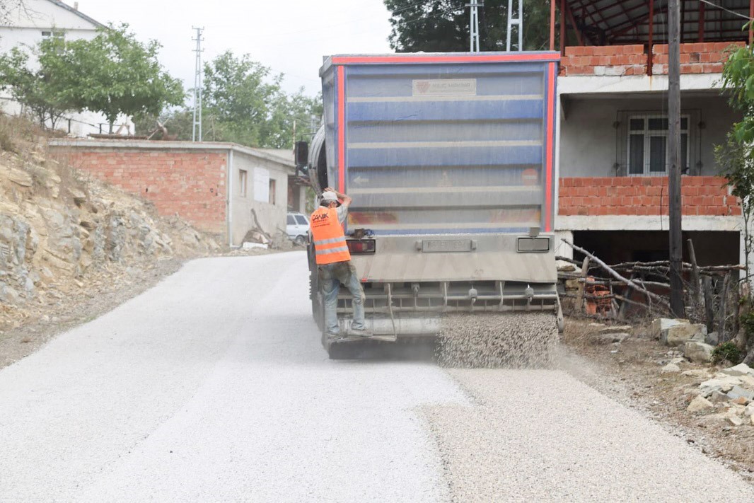Canik’te 52 mahallede yol çalışması 