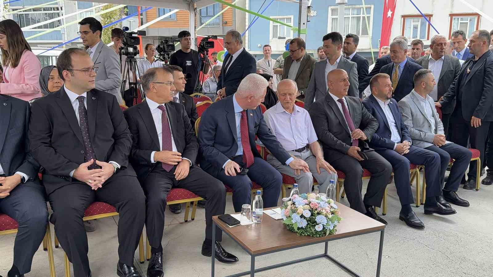 Arnavutköy’de Aile Sağlığı Merkezi açılışı İstanbul Valisi Davut Gül’ün katılımıyla gerçekleşti 