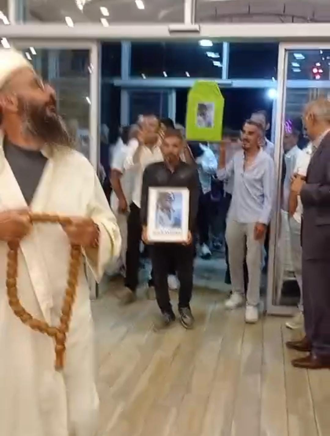 Düğün salonuna tabutla girdiler 