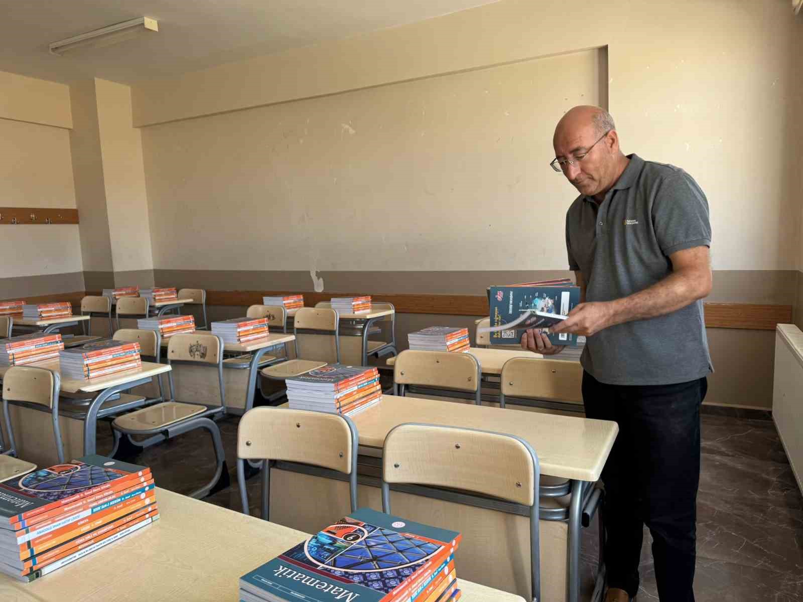 Ağrı’da 519 bin 210 ders kitabı öğrencilerin sıralarına bırakıldı 