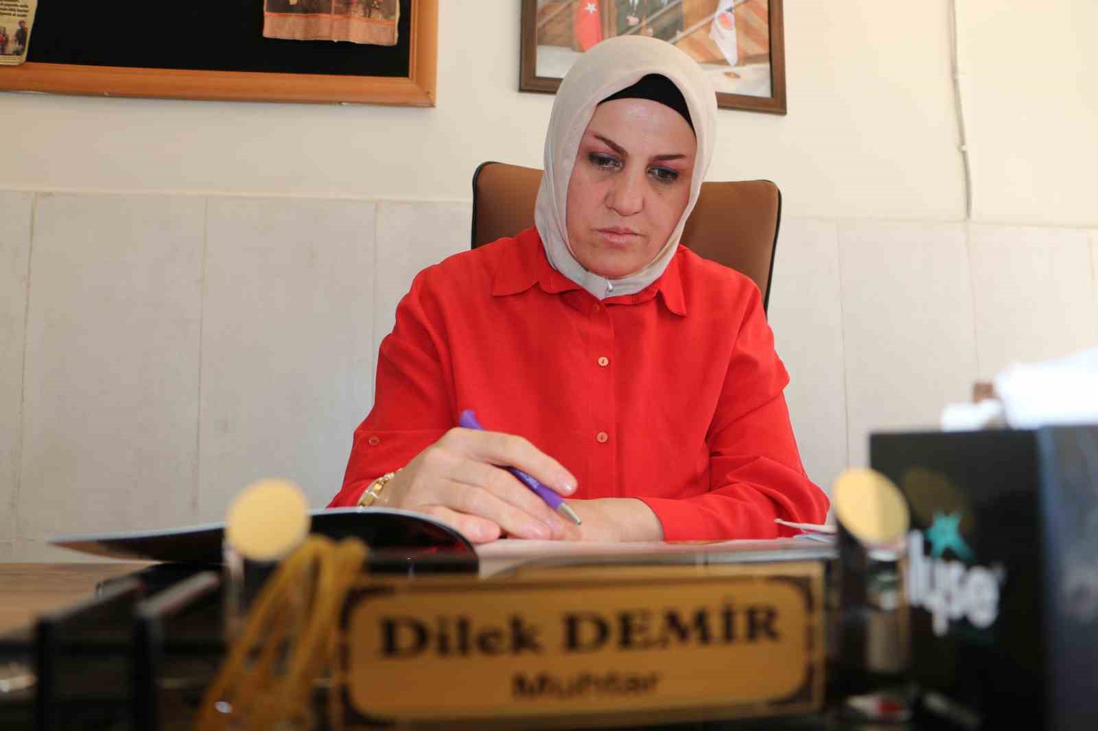 Orta okulda iken önlüğü çıkartılıp gelinlik giydirilen muhtar, 53 yaşında üniversiteli oldu 
