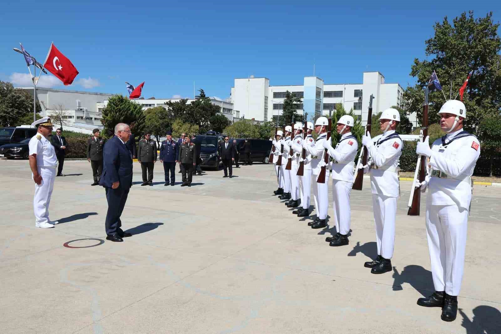 Bakan Güler, İstanbul Tersanesi Komutanlığını ziyaret etti 