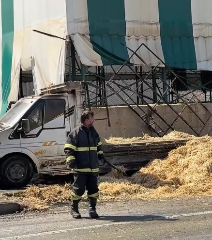 Kamyonetin kasasındaki balyalar alevlere teslim oldu, müdahale etmek isteyen sürücü yaralandı 