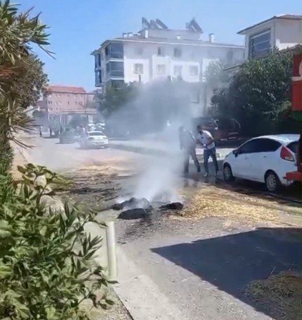 Kamyonetin kasasındaki balyalar alevlere teslim oldu, müdahale etmek isteyen sürücü yaralandı 