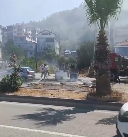 Kamyonetin kasasındaki balyalar alevlere teslim oldu, müdahale etmek isteyen sürücü yaralandı 