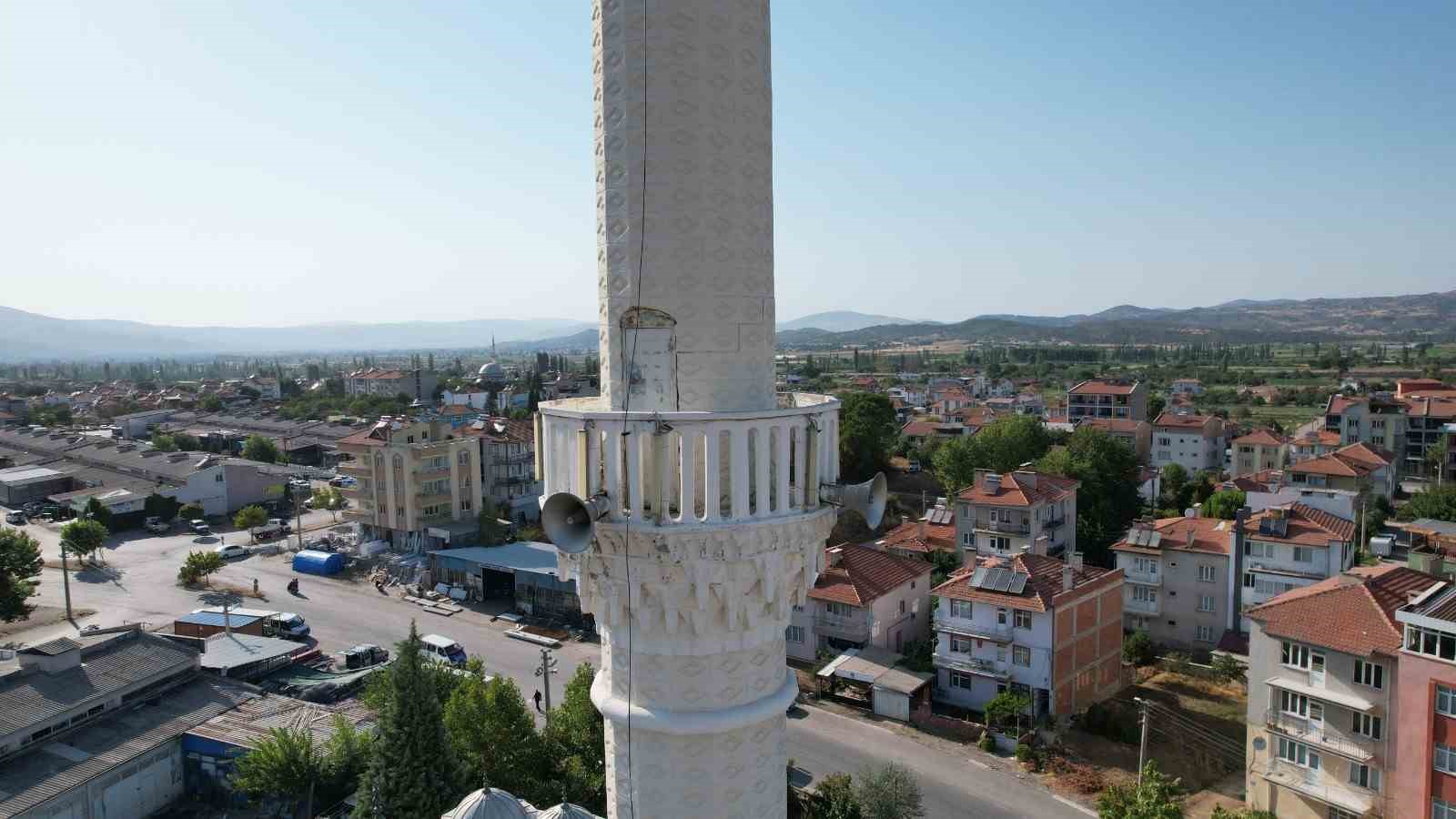 Sındırgı’da depremde cami ve minareler ağır hasar aldı 