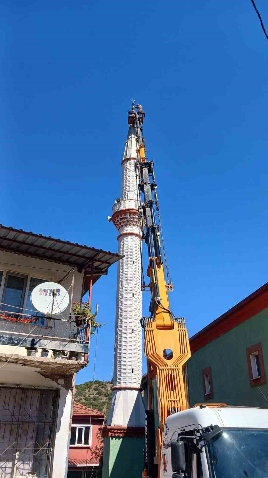 Sındırgı’da depremde cami ve minareler ağır hasar aldı 