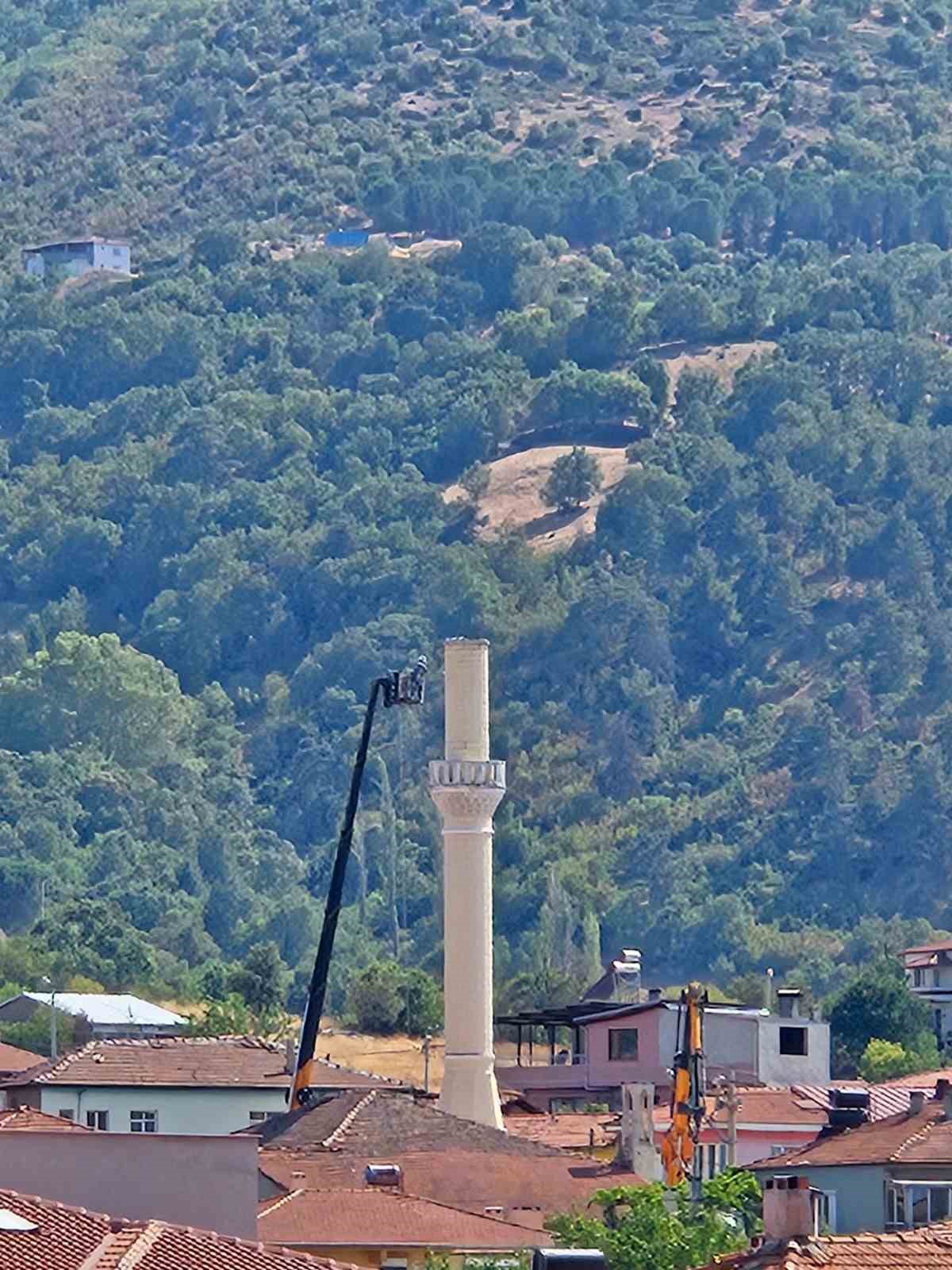 Sındırgı’da depremde cami ve minareler ağır hasar aldı 