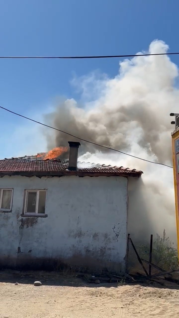 Çanakkale’de imamın evi yandı 