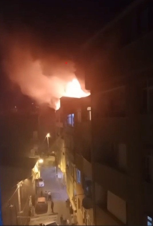 Beyoğlu’nda patlama sonrası evin çatısı alevlere teslim oldu 