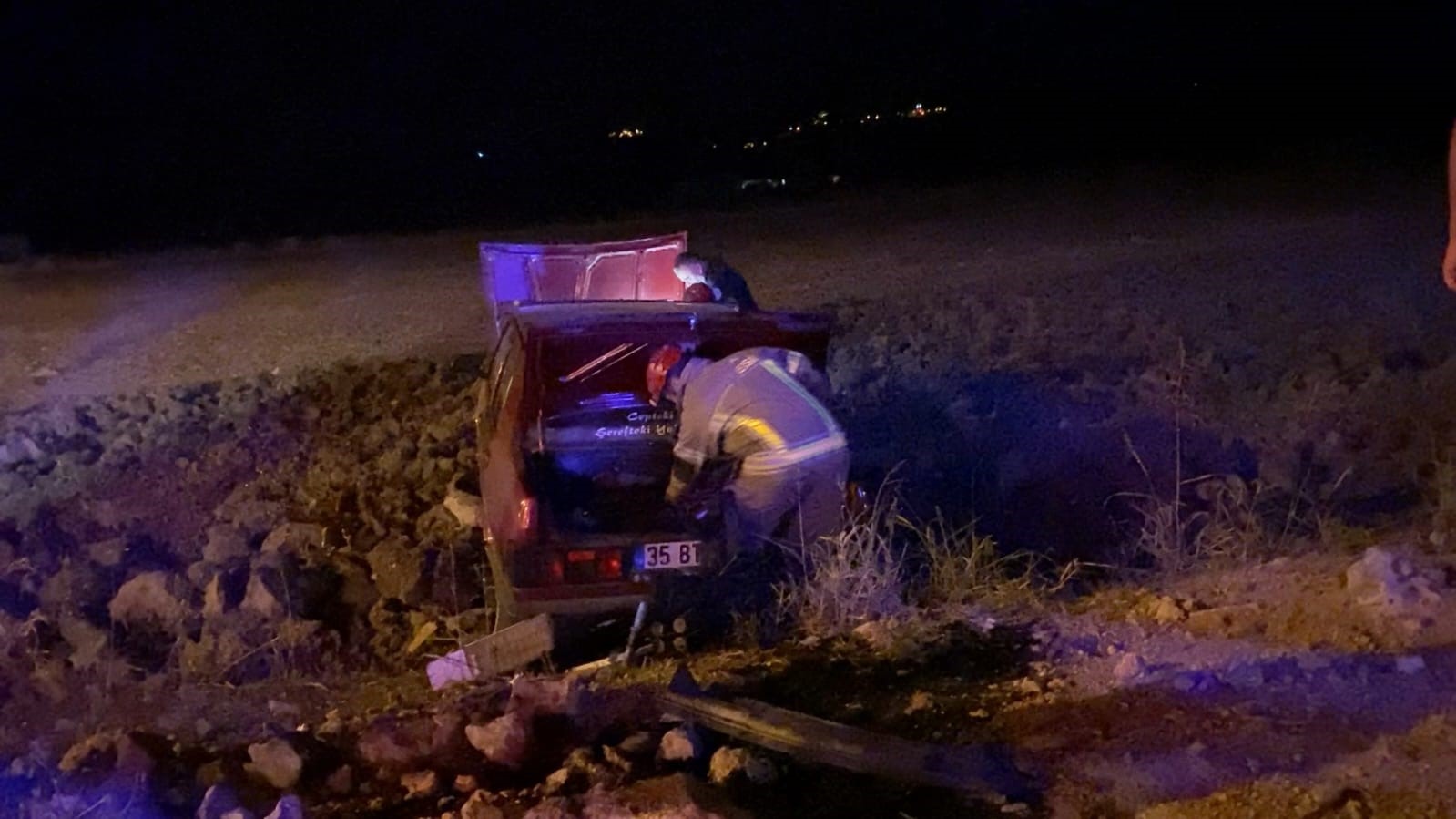 Damadının aracıyla kaçan adam tarlaya uçtu 