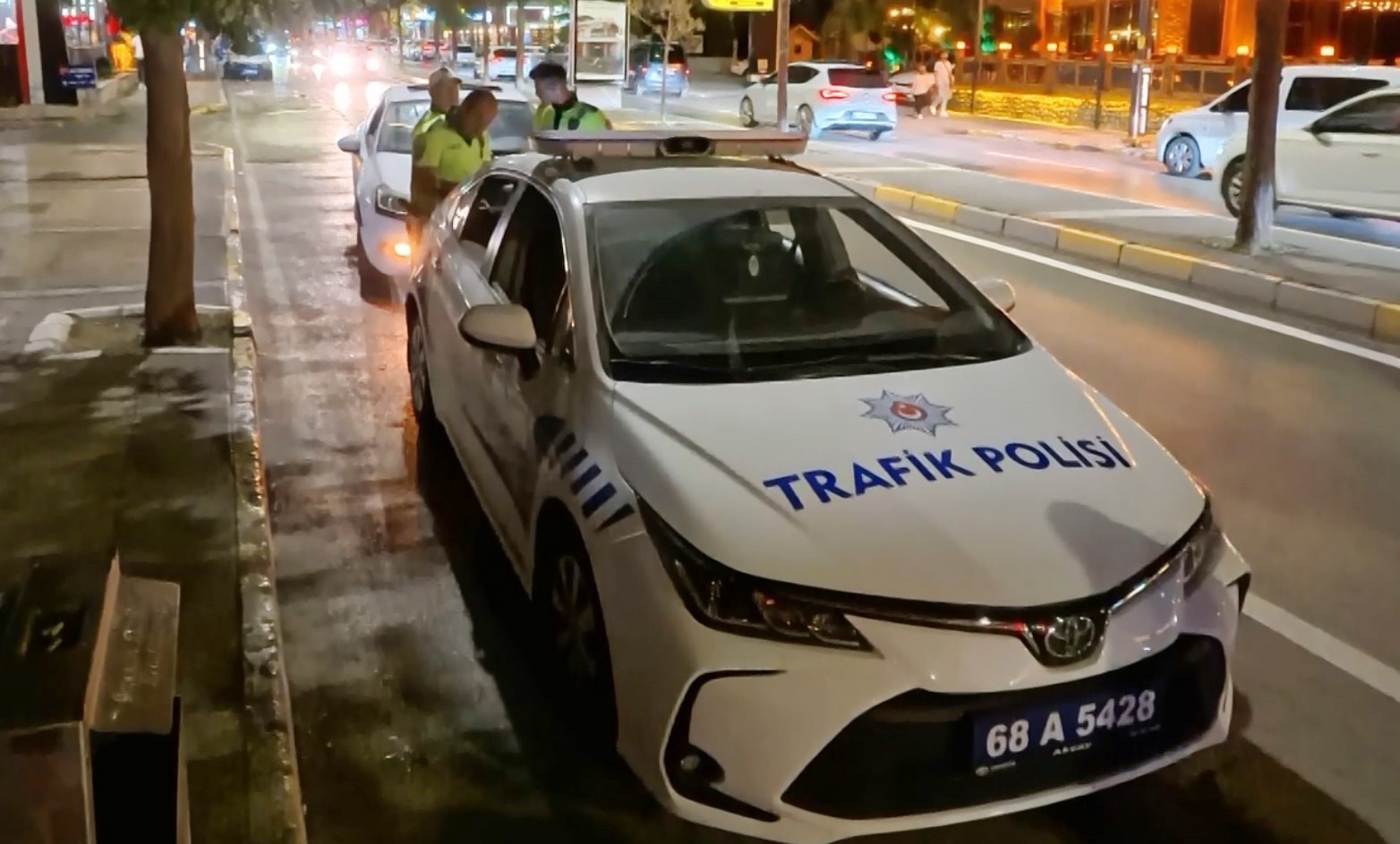 Alkollü kadın sürücü, kendini uyaran sürücüyü 
