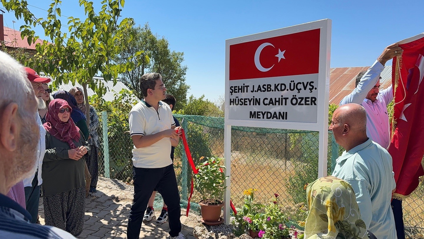 Şehidin ismi köy meydanına verildi 