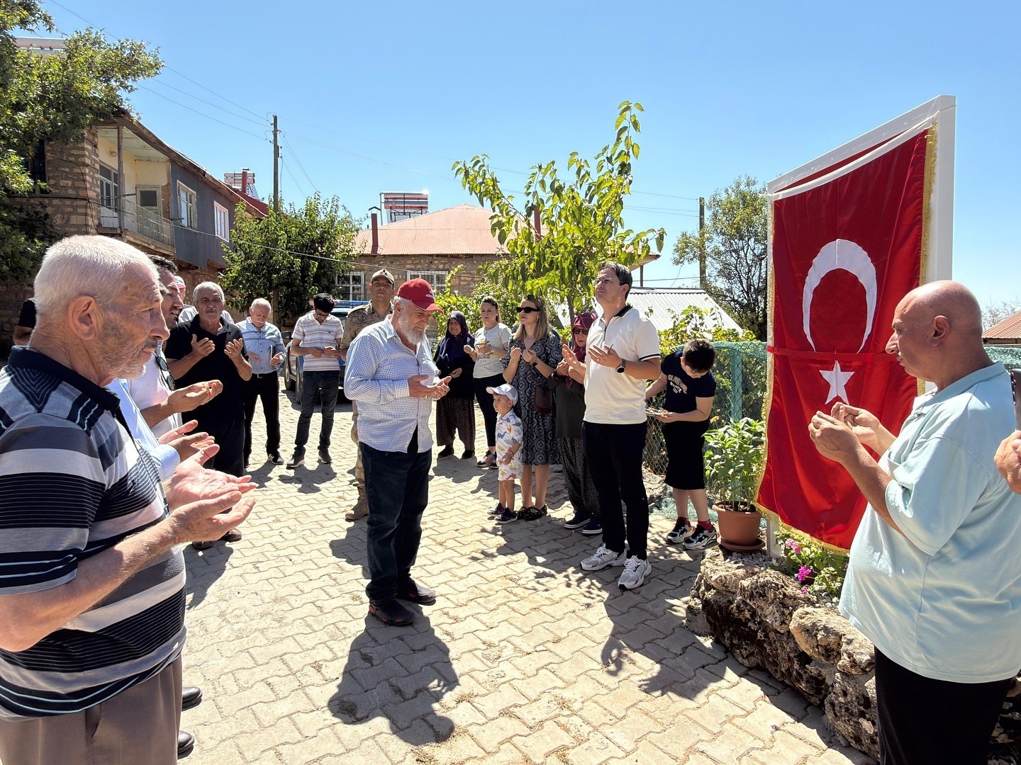 Şehidin ismi köy meydanına verildi 