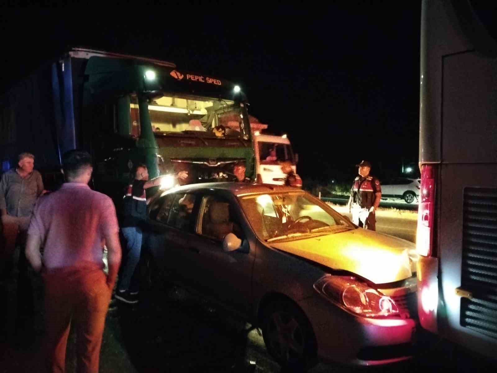 Ayvalık’ta kırmızı ışıkta zincirleme trafik kazası: 1 ölü, 3 yaralı 