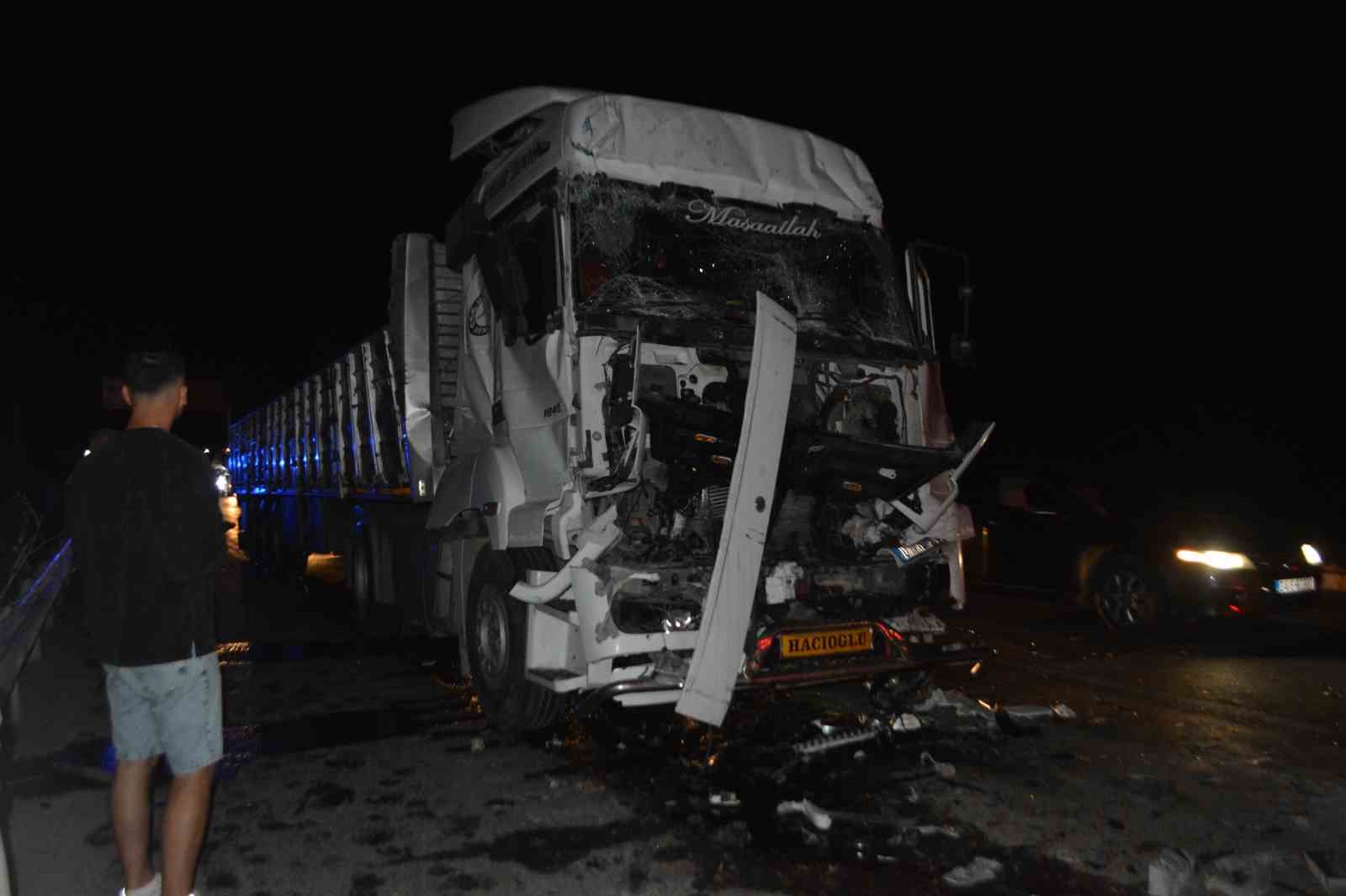 Ayvalık’ta kırmızı ışıkta zincirleme trafik kazası: 1 ölü, 3 yaralı 
