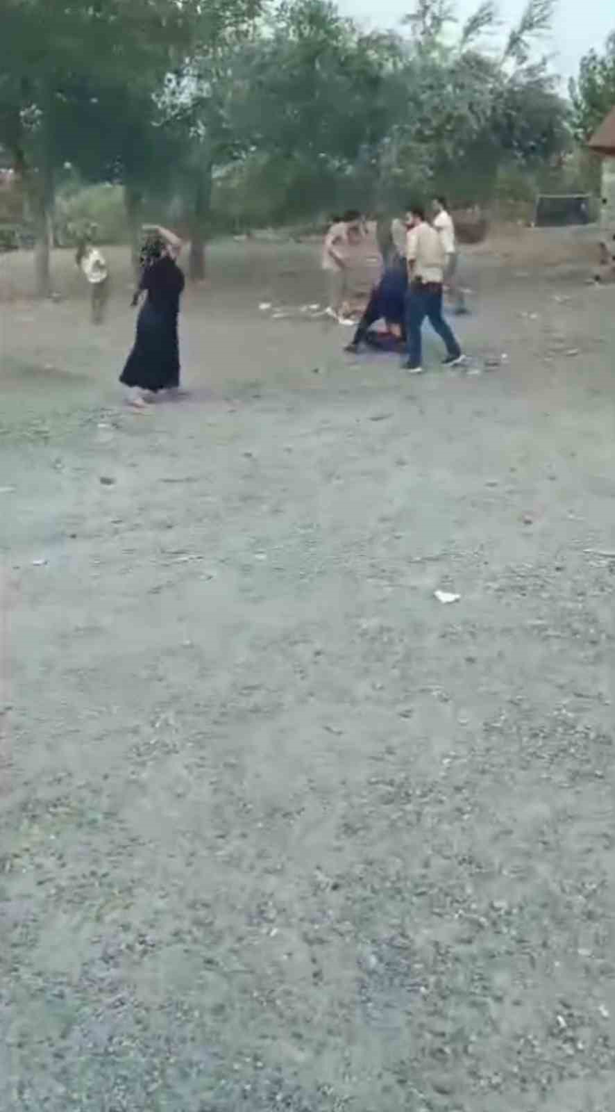 Hapis cezasıyla aranan şahsı yakalayan polislere taşla saldırdılar, o anlar kamerada 