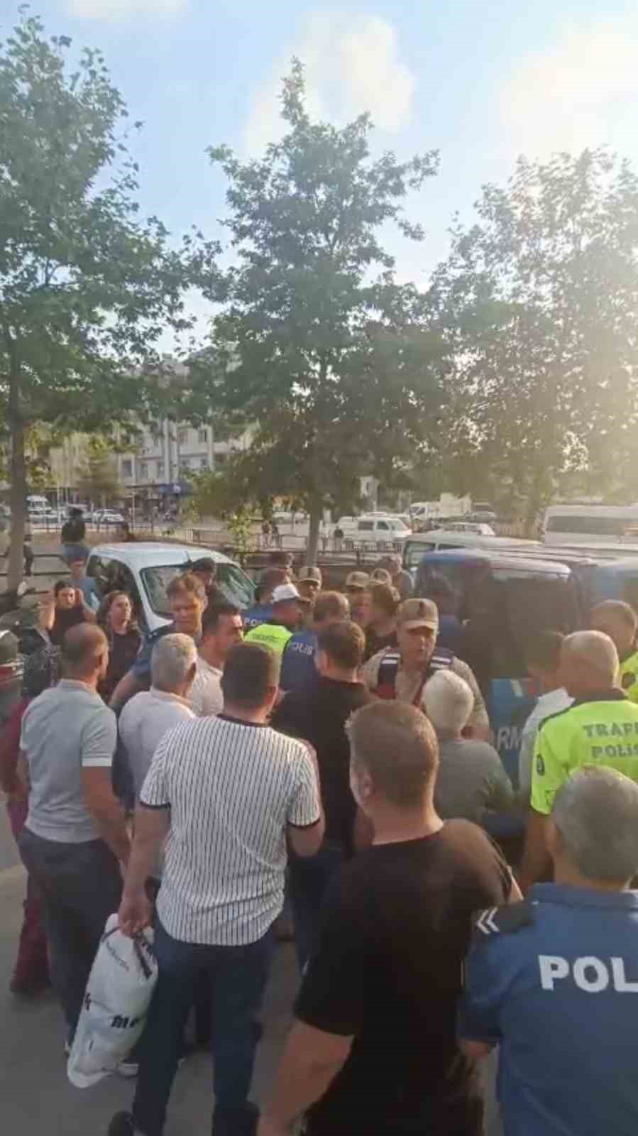 Hapis cezasıyla aranan şahsı yakalayan polislere taşla saldırdılar, o anlar kamerada 