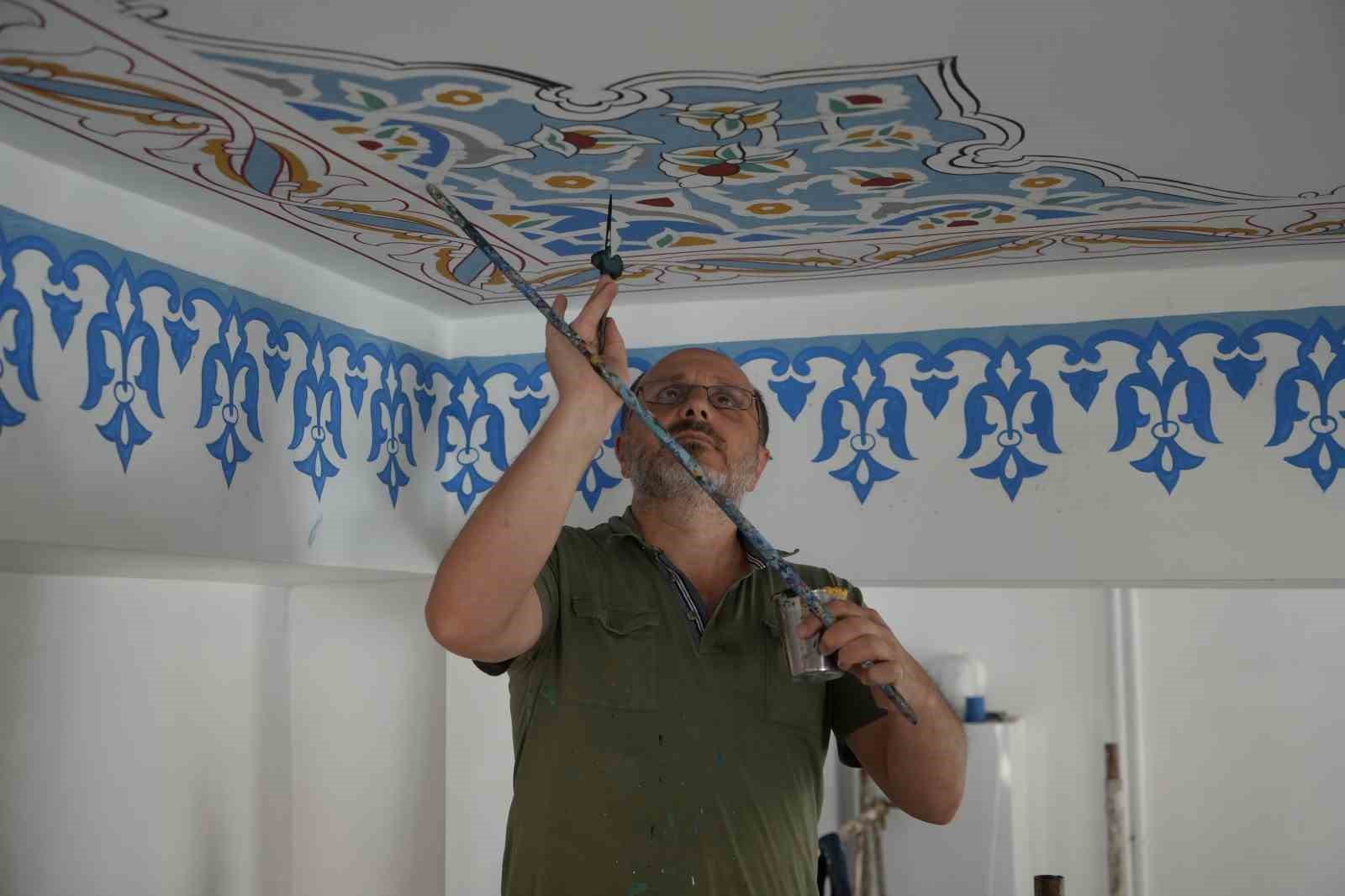Beyaz duvarlara nakkaşlar el attı: Velişaban Camii nakış motifleriyle süsleniyor 