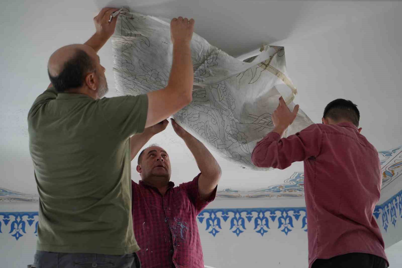 Beyaz duvarlara nakkaşlar el attı: Velişaban Camii nakış motifleriyle süsleniyor 