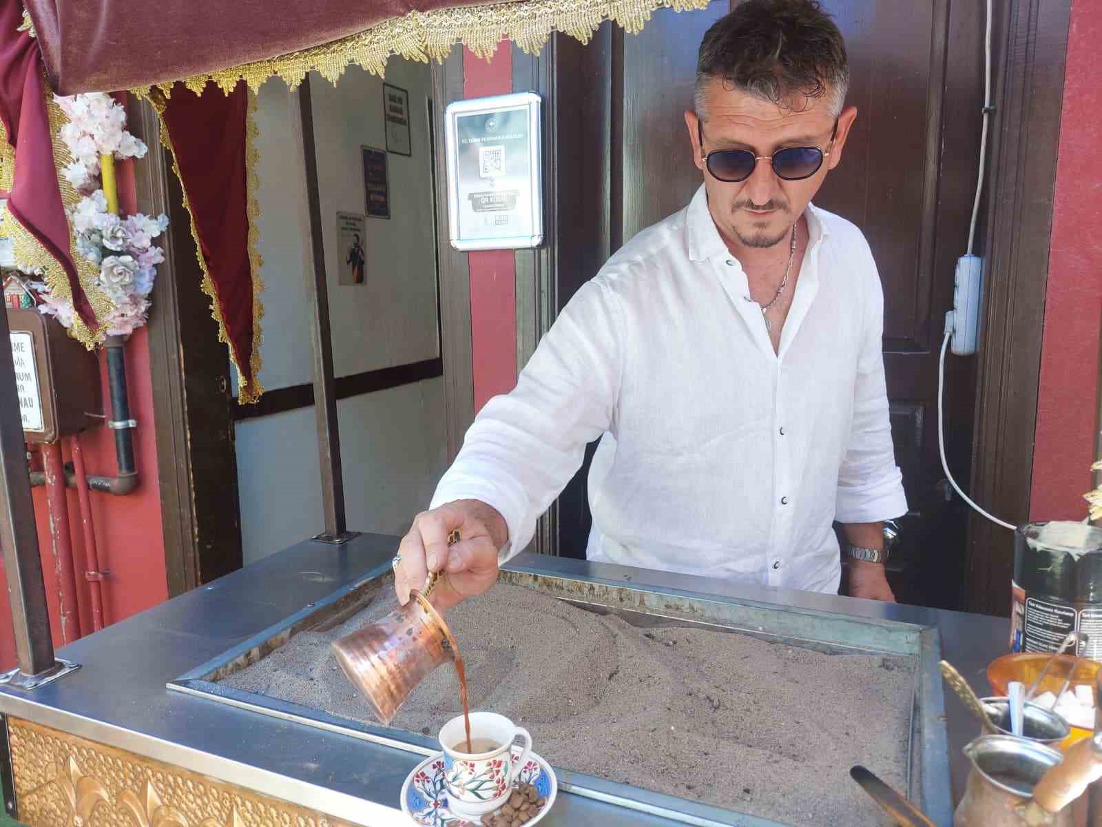 Kızgın kumda kahveyi faklı aromalarla sunuyor 