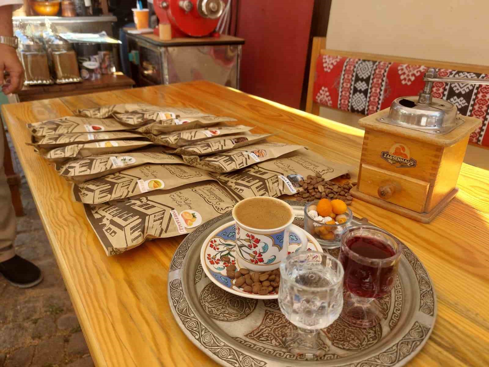 Kızgın kumda kahveyi faklı aromalarla sunuyor 