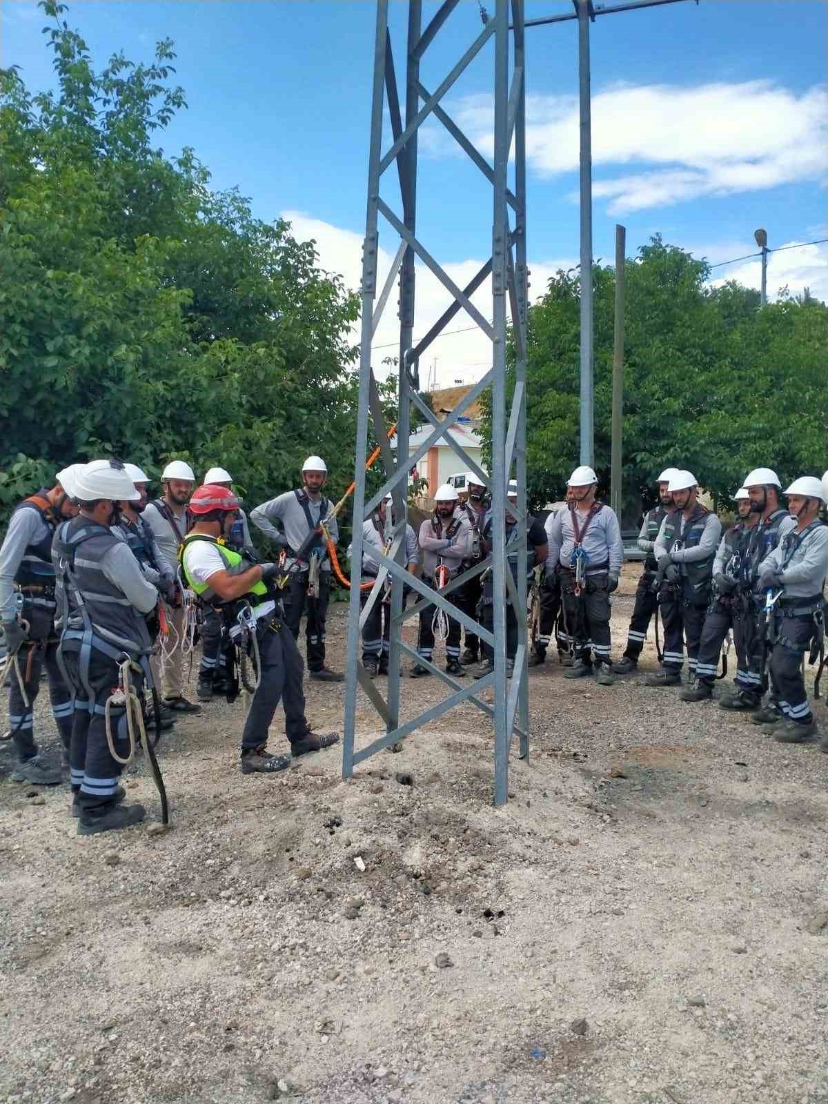 Fırat EDAŞ’tan saha çalışanlarına ‘Yüksekte Güvenli Çalışma Eğitimi’