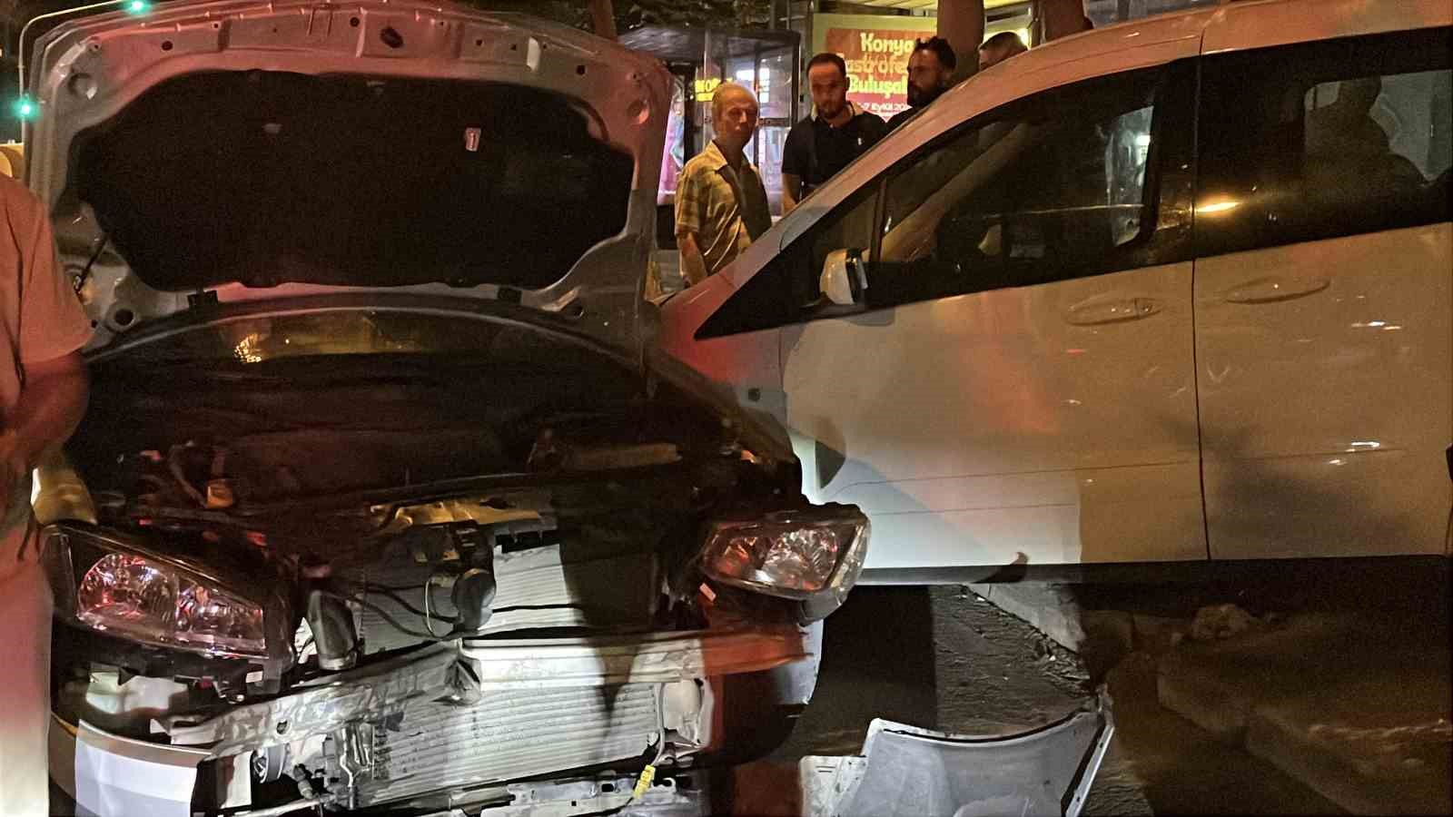 Kaza yapan araçlar park halindeki araçlara, park halindeki araç ise kaldırımda yürüyen yayaya çarptı 