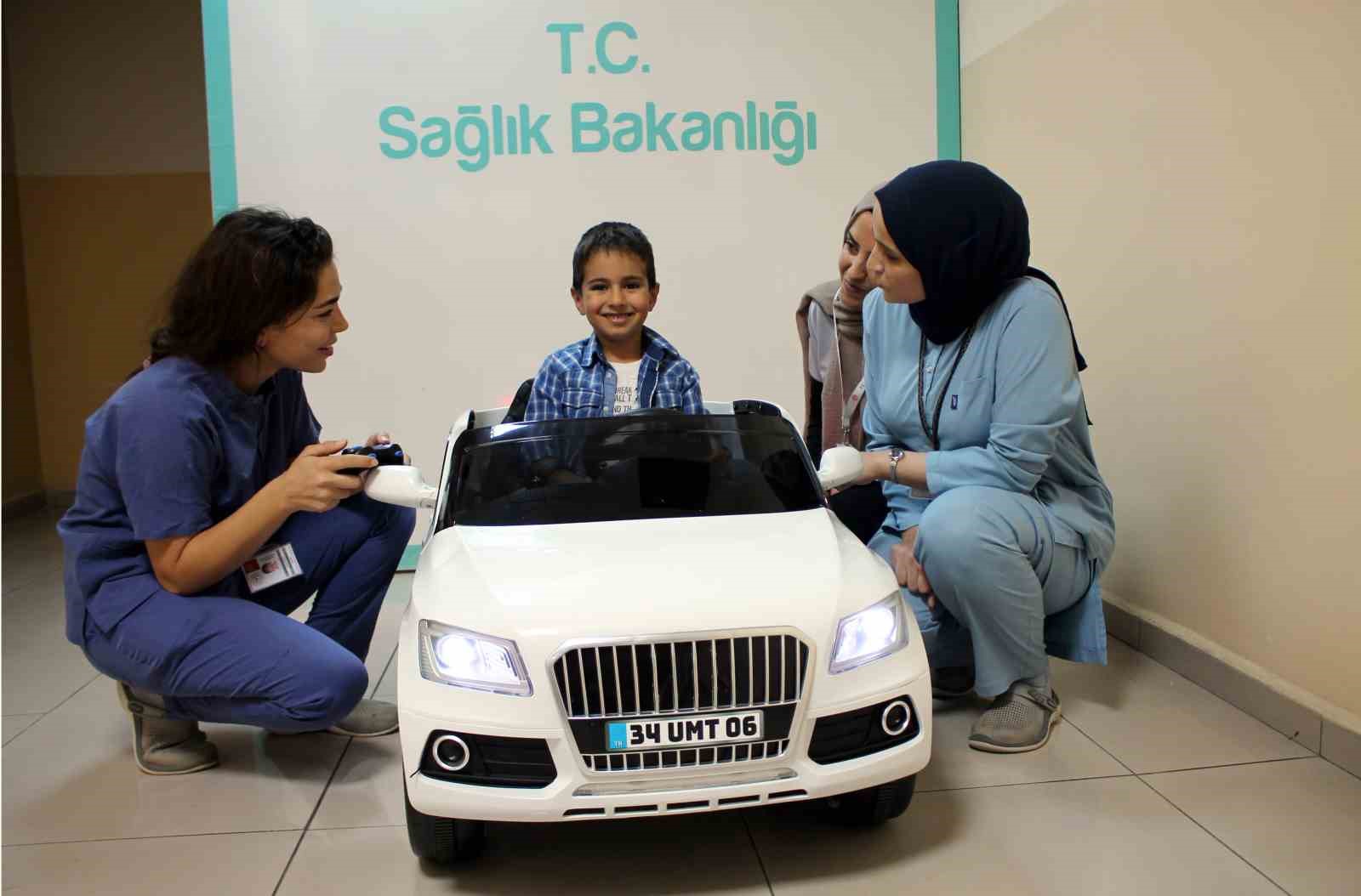 Midyat’ta çocuklar ameliyathaneye akülü araba ile gülerek giriyor 