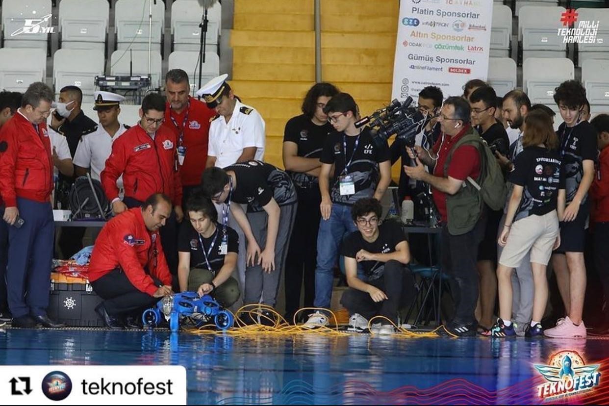 Sanayi ve Teknoloji Bakanı Kacır, TEKNOFEST’te Cağaloğlu Anadolu Lisesi’nin İnsansız Su Altı Takımını ziyaret etti 