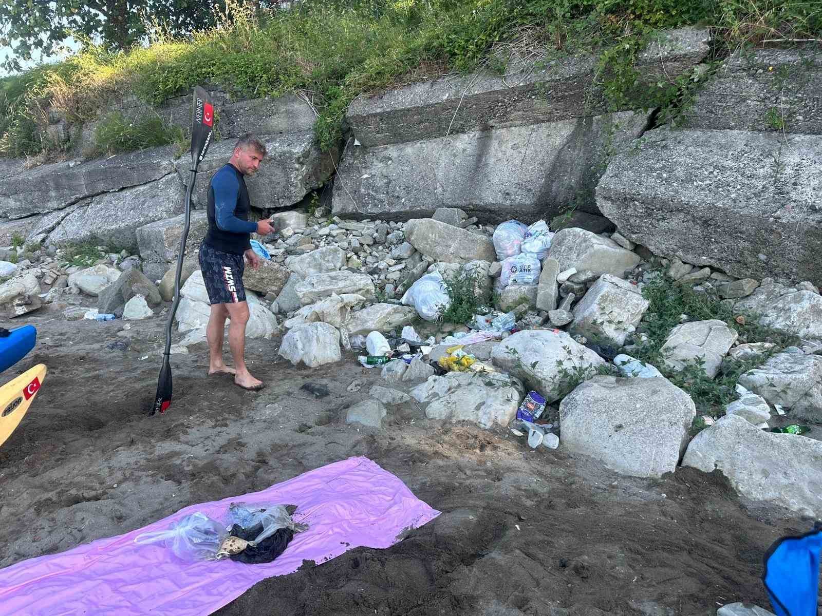 Sahildeki çöpleri toplayıp kanoyla taşıdı 
