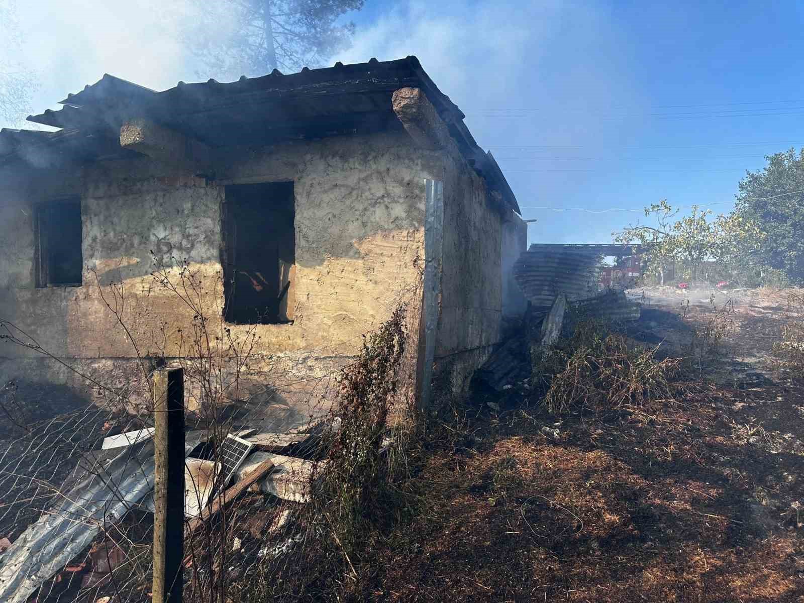 Alevlere teslim olan samanlık kullanılamaz hale geldi 