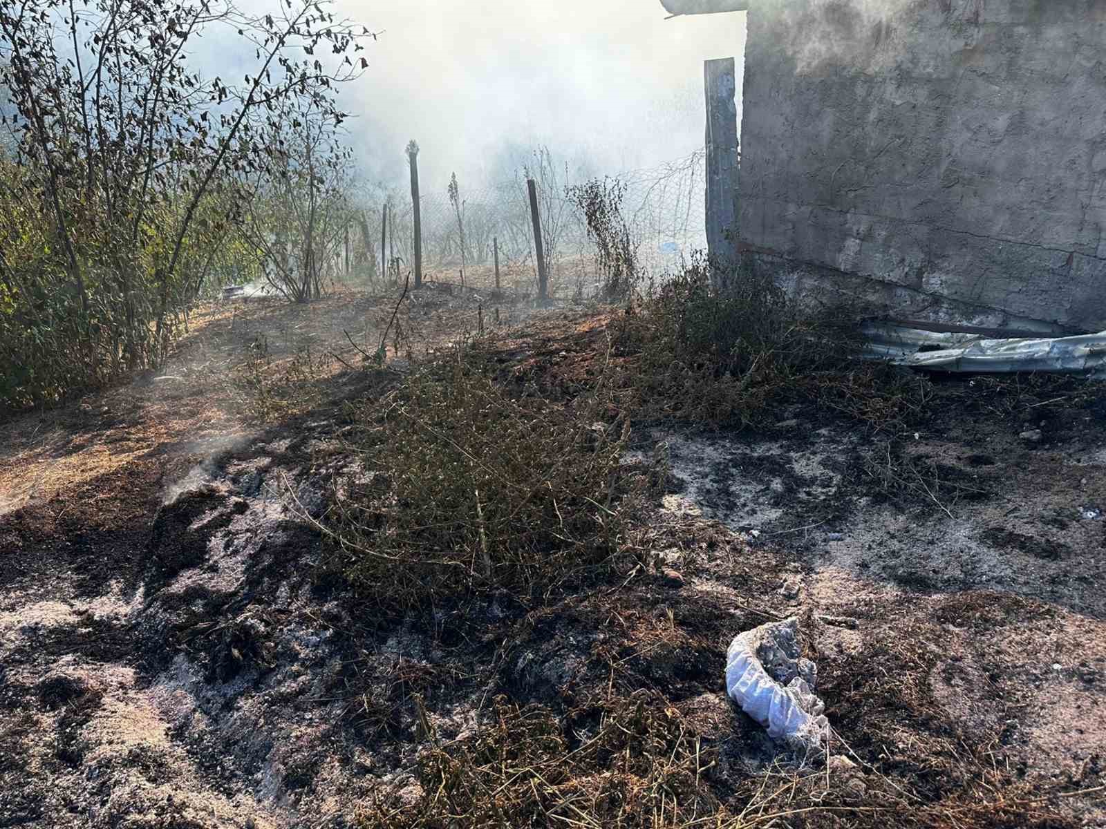 Alevlere teslim olan samanlık kullanılamaz hale geldi 