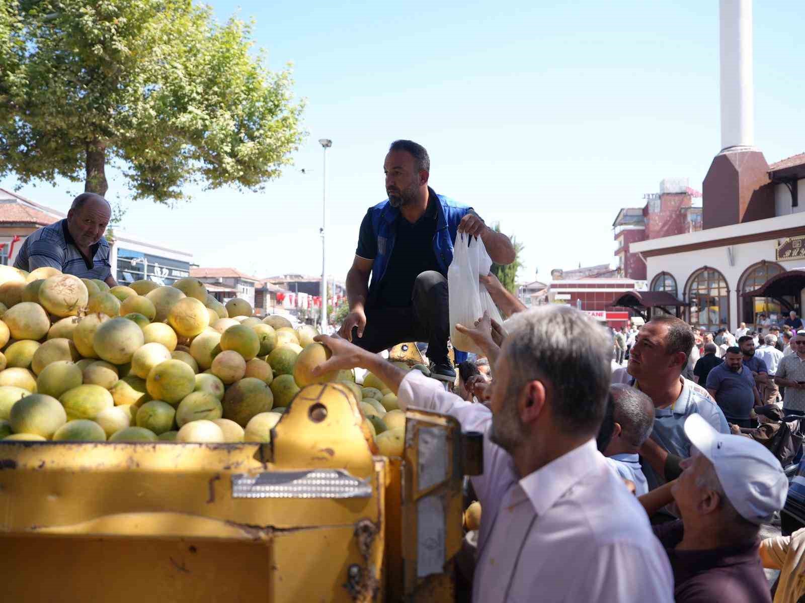Vatandaşlara 5 ton yerli kavun ücretsiz dağıtıldı 
