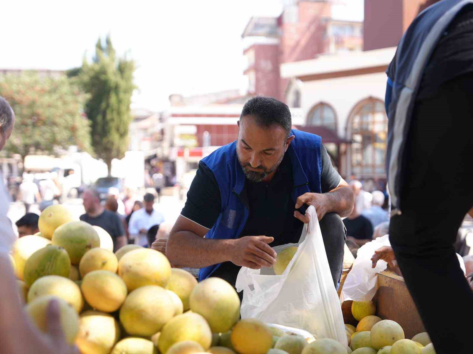 Vatandaşlara 5 ton yerli kavun ücretsiz dağıtıldı 
