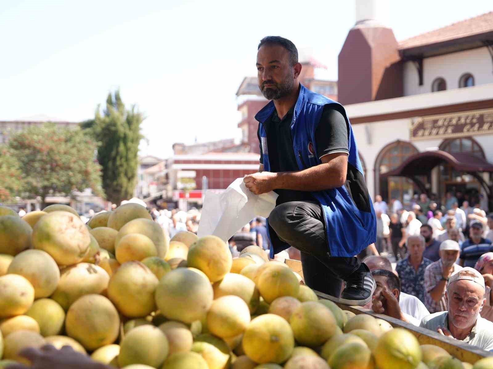 Vatandaşlara 5 ton yerli kavun ücretsiz dağıtıldı 