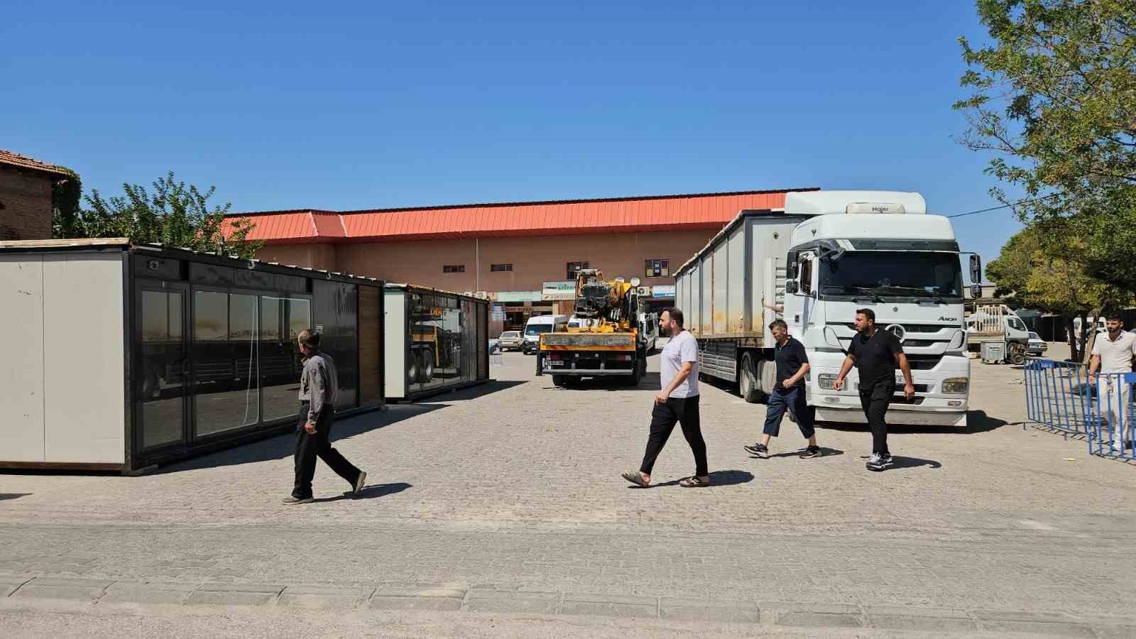 Sındırgı’da depremzede esnaflar için konteyner çarşı kuruluyor 