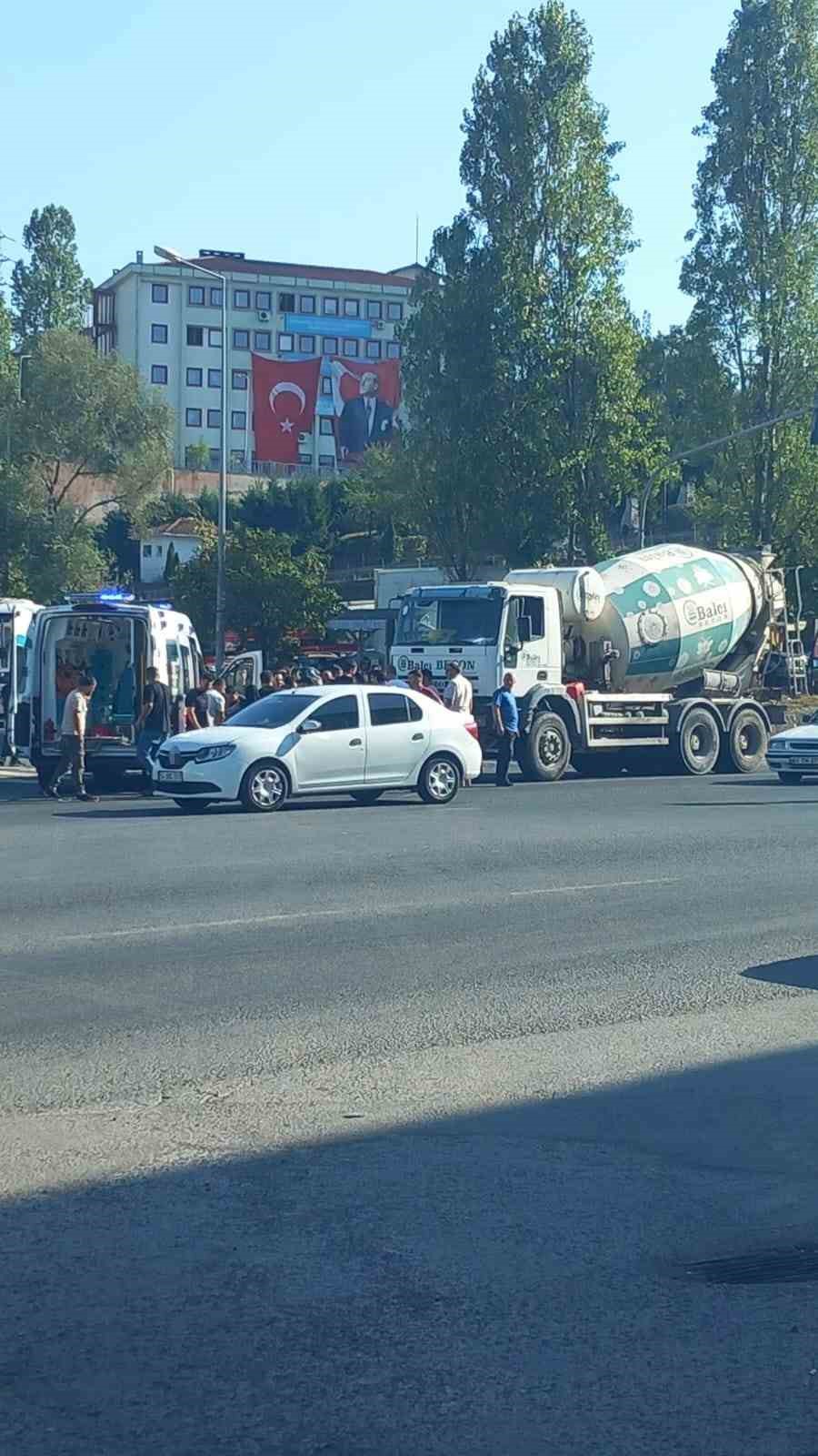 Motosiklet ile beton mikseri çarpıştı: 1 yaralı 