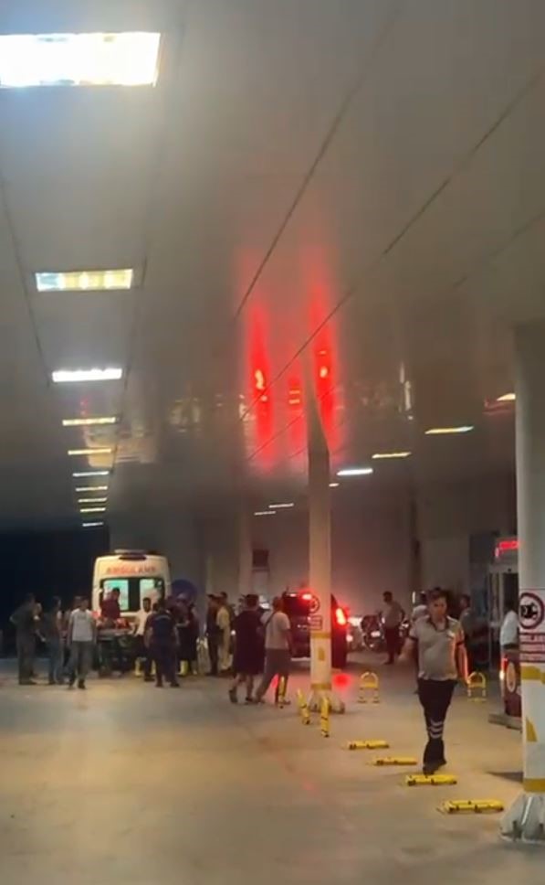 Tarlaya acil iniş yapan yangın söndürme uçağı pilotu hastaneye böyle getirildi 