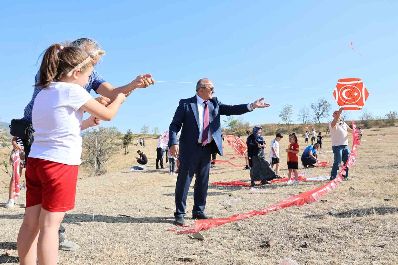Roma dönemine ait antik kentte gökyüzünü uçurtmalar süsledi 