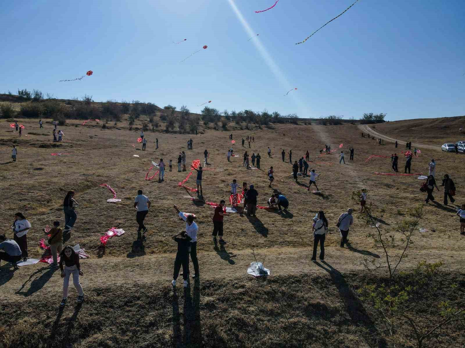 Roma dönemine ait antik kentte gökyüzünü uçurtmalar süsledi 
