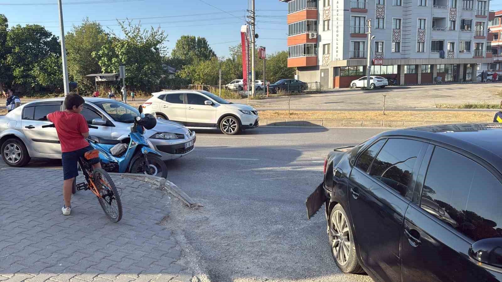 Yayaya yol vermek istedi, 3 araç birbirine girdi 