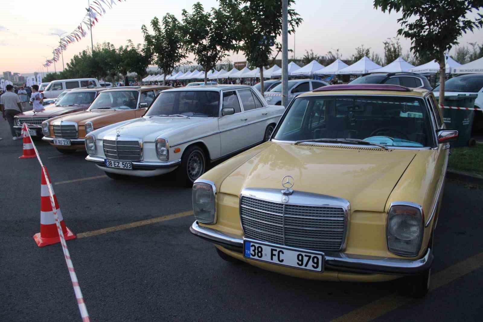 Kayseri’de klasik otomobiller sahne aldı 