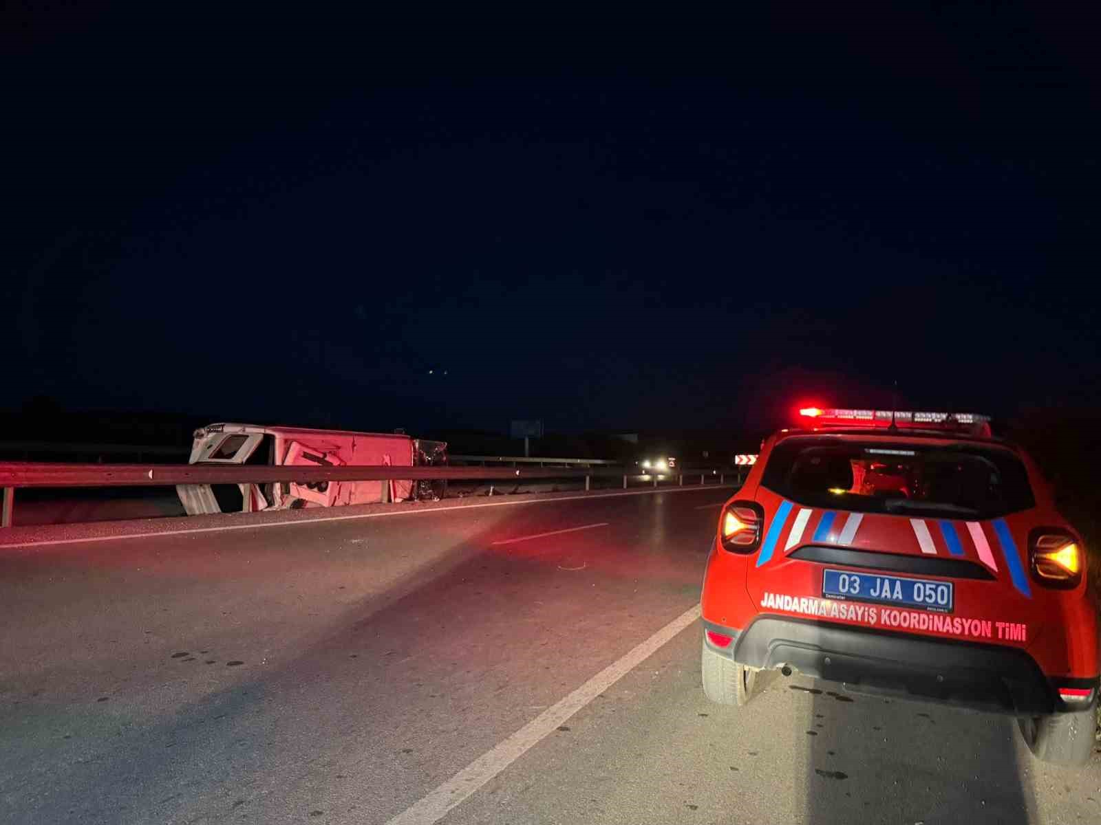 Otomobille midibüsün çarpıştığı kazada 10 kişi yaralandı 