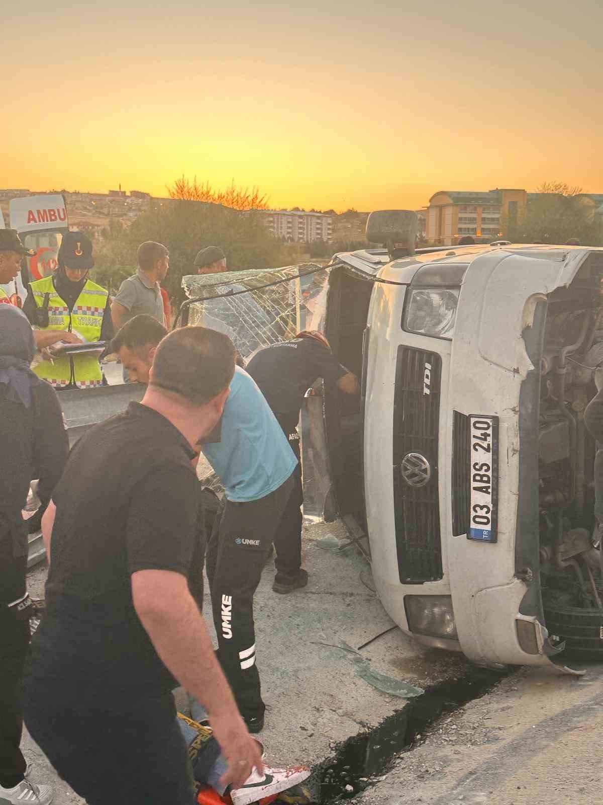 Otomobille midibüsün çarpıştığı kazada 10 kişi yaralandı 