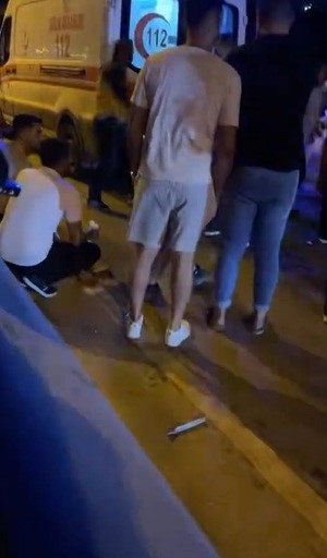 Yolun karşısına geçmeye çalışan anne ve kız çocuğuna otomobil çarptı 