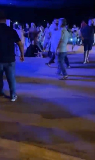Yolun karşısına geçmeye çalışan anne ve kız çocuğuna otomobil çarptı 